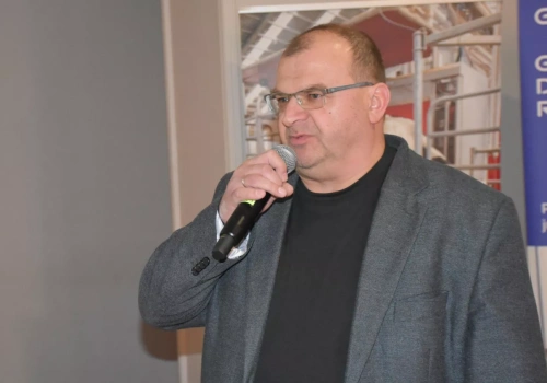 System sam karmi i ścieli w oborze. Jedna osoba obsługuje 500 krów