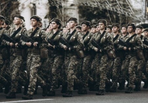 Liczby są oszałamiające. Kobiety masowo idą na front. Syrski ujawnia dane!