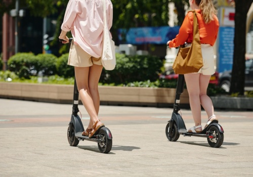 Jazda na hulajnogach elektrycznych bywa niebezpieczne. Wypadków przybywa, mandatów również