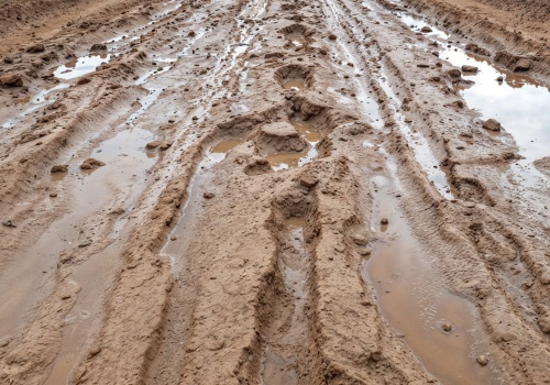 Spór o dojazd i miejskie procedury. Mieszkańcy czekają na drogę