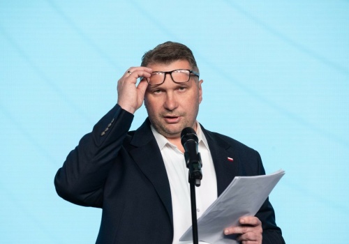 Majątek kandydata PiS na premiera. Dwa kredyty, brak mieszkania i samochodu