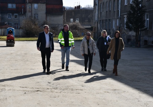 Podwórze za blisko 240 tysięcy złotych. Bez skrawka zieleni