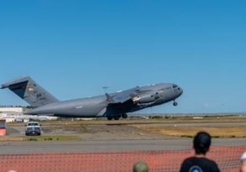 Samolot wojskowy z problemami nad Zatoką Perską. Pilne lądowanie