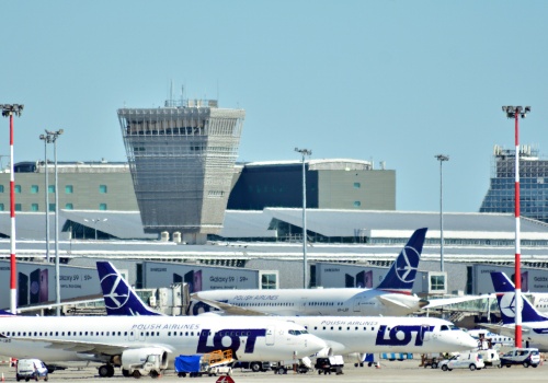 LOT odwołuje kolejne rejsy. Wskazuje awaryjne rozwiązania
