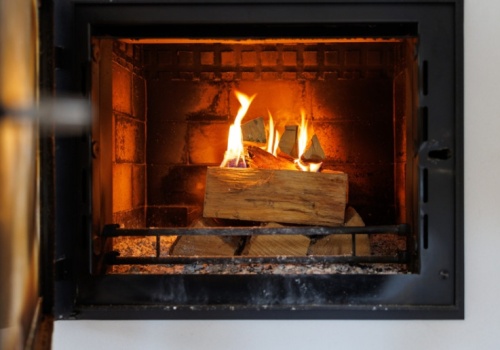 Palenie drewnem w kominkach. Uważaj na te przepisy
