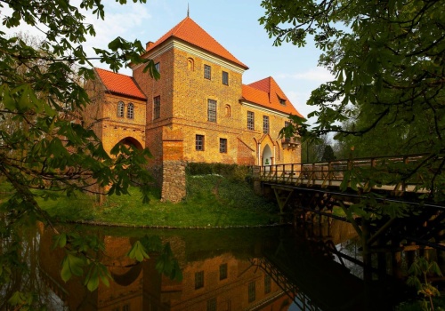 Mówią, że w tym zamku straszy duch zmarłej kasztelanki. Mimo to bywa nazywany 