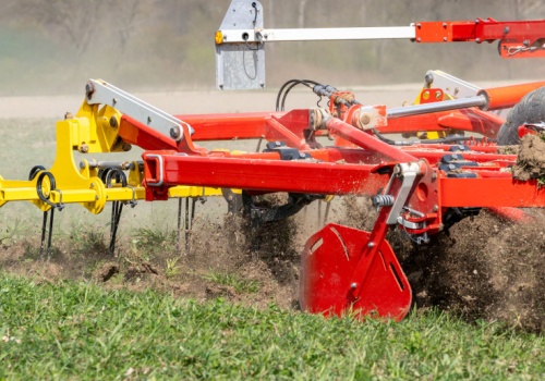 Płytka uprawa pod większą kontrolą. Pöttinger doposaża kultywator Plano w nowe funkcje