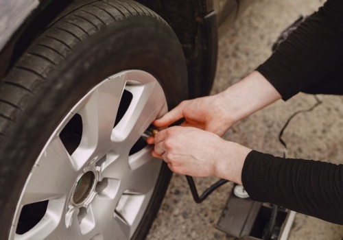 Opona nagle traci powietrze, a nie ma żadnej dziury. Winny może być drobny detal