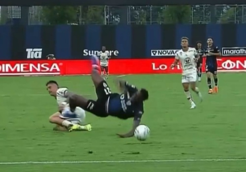 Aż oczy bolą od samego patrzenia... Brutalny faul zakończył się otwartym złamaniem. Piłkarz trafił do szpitala