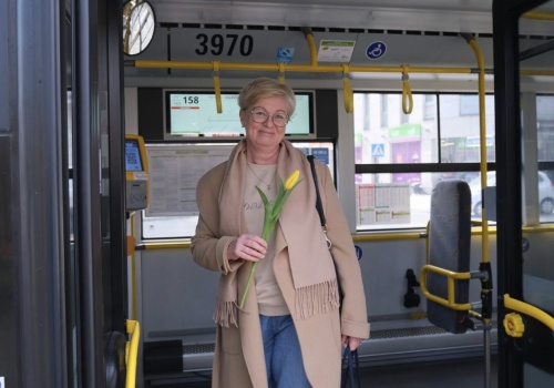 W autobusach, na przystankach i na dworcu. Na pasażerki w Lublinie czekały kwiaty