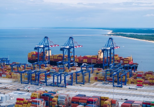 EU ETS zmienia siatki połączeń Azja–Europa. Armatorzy ograniczają koszty emisji, a skutki mogą odczuć także porty Bałtyku