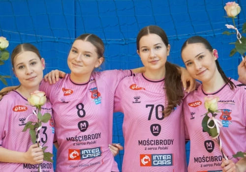 Ręczna jest kobietą. Szczypiornistki Pogoni Siedlce sprawiły sobie prezent z okazji święta (zdjęcia, filmy)