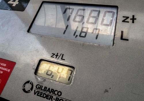 Zgodnie z oczekiwaniami: paliwo podrożało, a w Polsce wybuchła awantura. Orlen nie jest bez winy ale z innego powodu niż myślisz