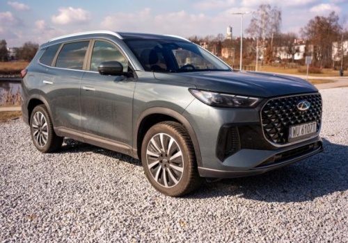 Chery Tiggo 8 Super Hybrid Prestige nie jest złe, lecz padło ofiarą większego brata