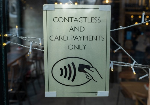 Sklepy w UK rezygnują z przyjmowania gotówki. Zapłacisz jedynie kartą lub telefonem