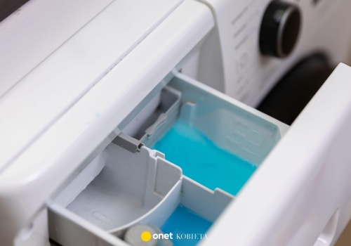 Klapka w szufladzie pralki. Mało kto zna jej prawdziwą funkcję