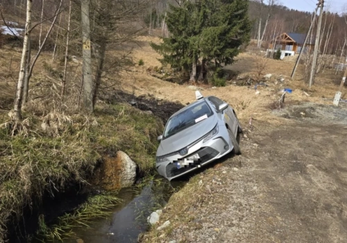 Uber w rowie na ulicy Wolności w Szklarskiej Porębie. Prawdopodobnie kierowcę trochę poniosło.