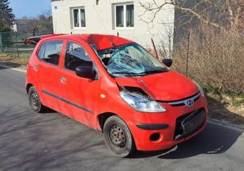 Podczas omijania wjechała w stojącego rowerzystę. Kierujący jednośladem w stanie ciężkim. W akcji śmigłowiec LPR