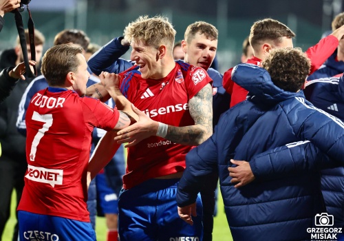 Raków Częstochowa zwycięża z Pogonią Szczecin