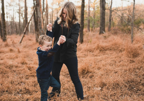 Wychowanie dzieci po 40 to podwójne wyzwanie. Perimenopauza sprawia, że jesteś inną matką