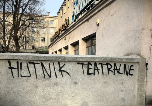 Mur przy Jubilacie znów zniszczony. Kilka miesięcy po remoncie pojawiło się kibicowskie graffiti