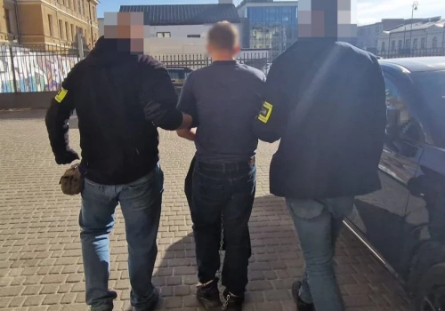 Ranił swojego ojca i groził wysadzeniem bloku. W interweniujących policjantów rzucał nożami