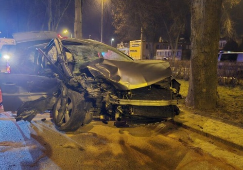 Zderzenie z drzewem na Kopernika w Piotrkowie. Kierowca może mówić o ogromnym szczęściu
