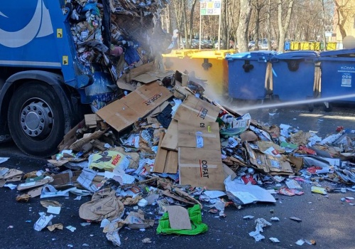 Pożar akumulatorów w śmieciarce. Nie wyrzucaj baterii do odpadów komunalnych!