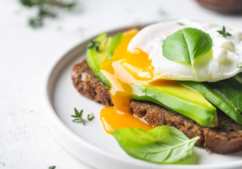 Awokado i jaja na miękko na liście. Te osoby powinny włączyć do diety