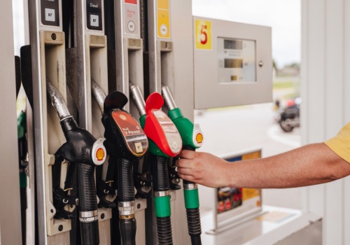 Ceny ropy naftowej przebiły 100 dol. za baryłkę. Odczujemy to na stacjach