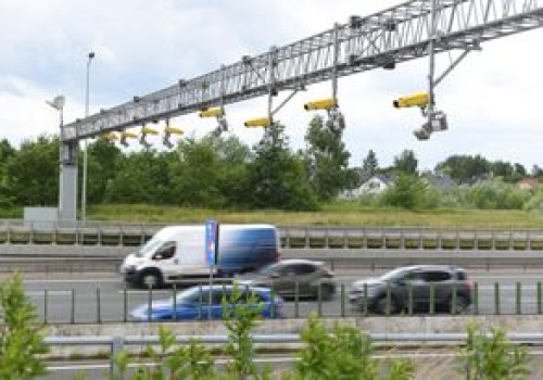 Montują odcinkowy pomiar na jednej z najbardziej ruchliwych dróg w Polsce