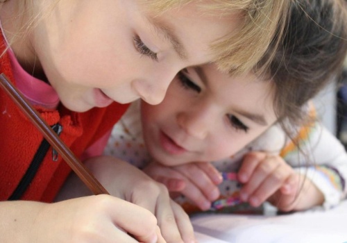 Dzieci zaszczepione z pierwszeństwem do przedszkola? Poseł KO chce zmian, MEN milczy od miesięcy