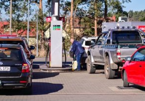 Rakiety i piórka. Ekspert mówi o cenach paliw