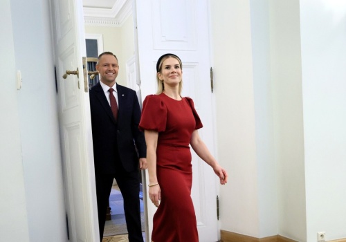 Weszła przez drzwi i spojrzeli tylko na nią. Stało się tak nie bez powodu