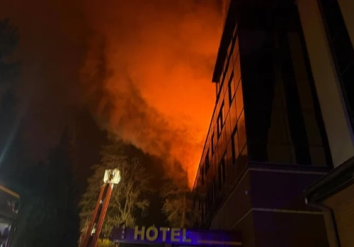 Nocny pożar hotelu. Paliły się m.in. panele fotowoltaiczne