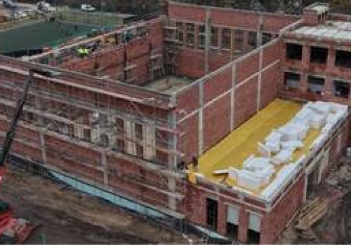 Metamorfoza szkoły na Psim Polu. W miejscu starej sali gimnastycznej już stoją mury nowego gmachu