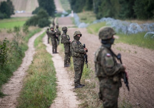 Czy żołnierz przekroczył uprawnienia wobec cudzoziemca? Nagrania z granicy trafiły do sieci