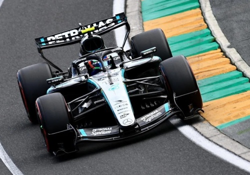 George Russell wygrywa po błędzie strategicznym Ferrari w inauguracyjnym wyścigu sezonu F1 2026