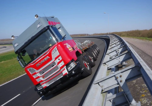 Podwozie 14×4 na torze o 42-stopniowym pochyleniu – testy po zwiększeniu liczby osi