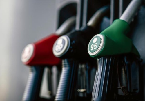 Rekordowe ceny ropy Brent na świecie. Rząd nie wyklucza obniżki VAT i akcyzy na paliwa