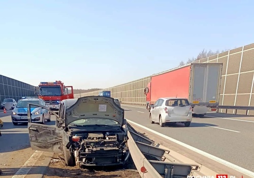 Zderzenie ciężarówki z osobówką na autostradzie A4