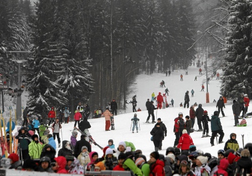 MEN podało terminy przyszłorocznych ferii zimowych. Znów będą trzy tury