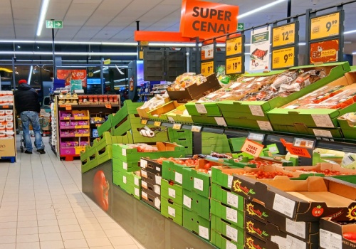 Fenomen nocnych zakupów. Polacy coraz częściej idą do sklepu po 22