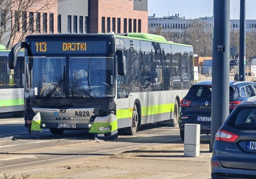 Olsztyn. Kolizja z udziałem autobusu miejskiego przy stadionie OSiR