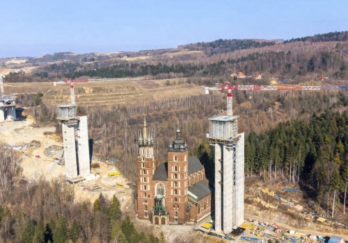 Wieża Mariacka, Rakieta Falcon 9 i estakada na Podkarpaciu, która je przebija