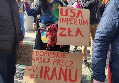 „Stop wojnie, stop przemocy”. Manifestacja w Krakowie przeciwko atakom na Iran (Galeria)
