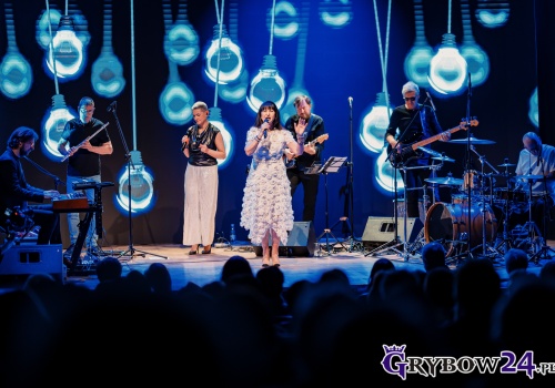 Koncert legendy w Kinie „Biała” – tak świętowały kobiety z Grybowa