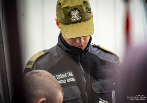 Ukrainiec chciał przekupić strażników granicznych. Podczas kontroli wyciągnął banknot