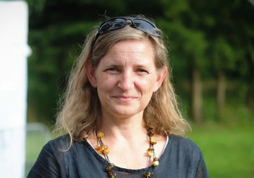 Rodzić i pisać po ludzku. Dlaczego masowo czytamy „Akuszerki” i „Położne” Jakubowskiej