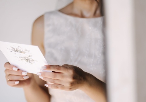 Nietypowe zaproszenia na wesele. Wysłali gościom chleb